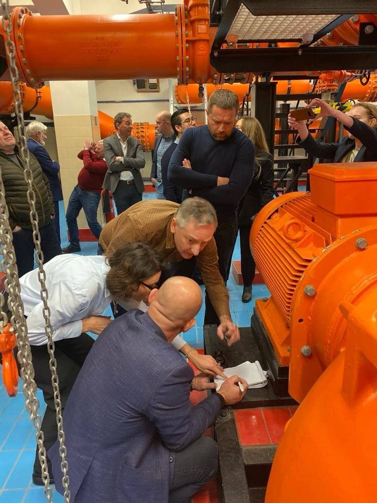 De delegatie bezoekt een gemaal in Rotterdam.