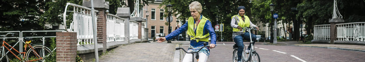twee vrouwen fietsend door de stad