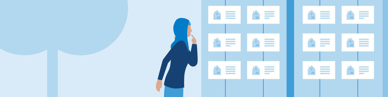 Een mevrouw kijkt in de etalage van een makelaar naar huizen