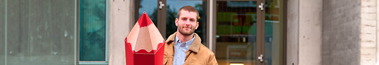 Verkiezingen - jongen met rood potlood