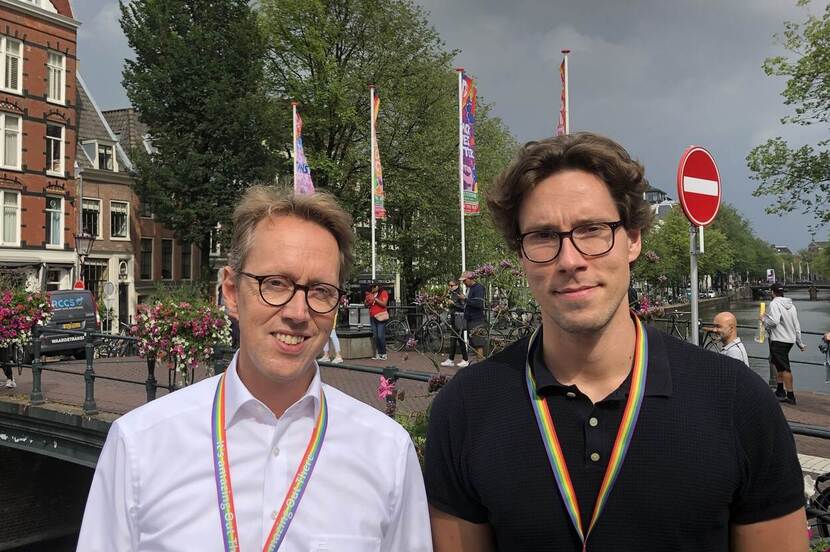 Twee mannen op Amsterdamse gracht