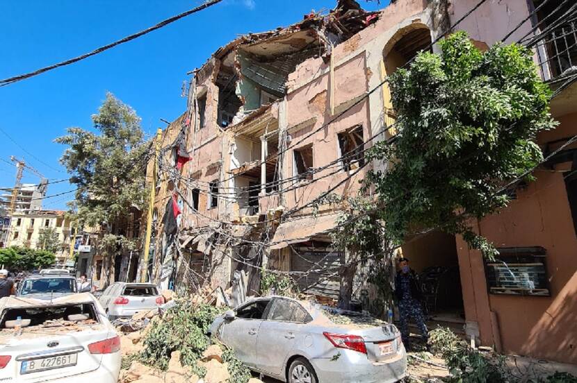 De verwoesting in de straten van Beiroet is groot, zelfs op kilometers afstand van de haven