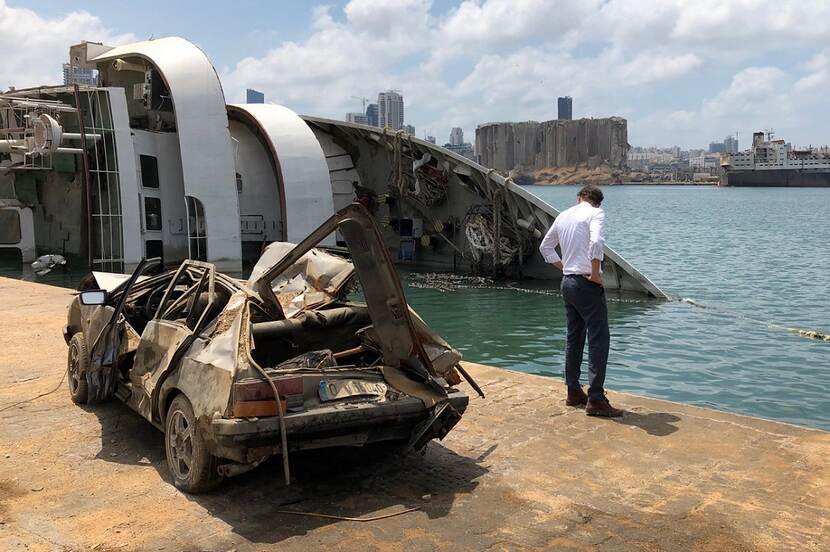 Steven Collet, directeur Duurzame Economische Ontwikkeling, neemt een kijkje in de haven van Beiroet, waarbij een autowrak en een gekanteld schip duidelijk maken hoe groot de verwoesting is geweest