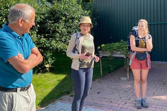 Carola van Rijnsoever bij aanvang van de wandeling in gesprek met klimaatjongeren