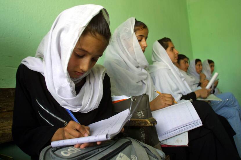 Afghaanse meisjes in Engelse les