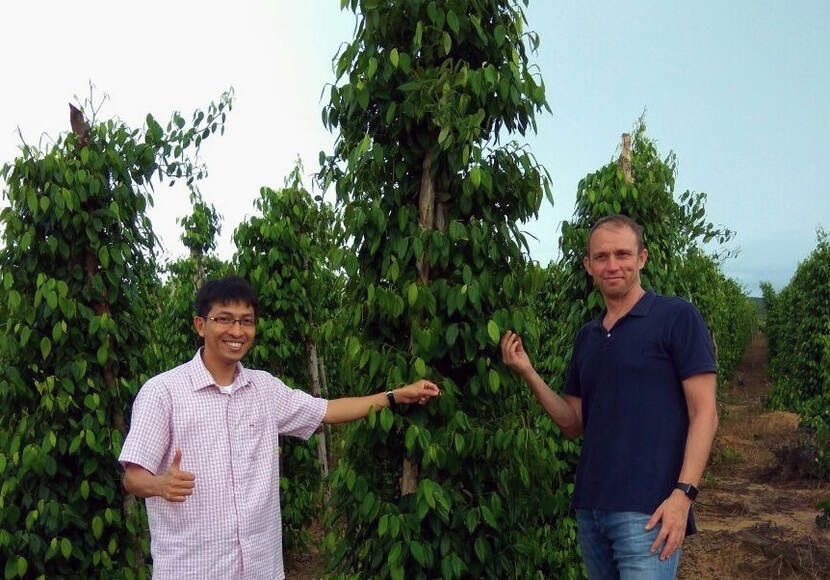Everett Jan Vershuren dengan petani lada di Indonesia.