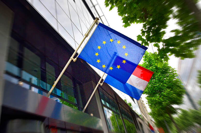 Vlaggen van de EU en Nederland