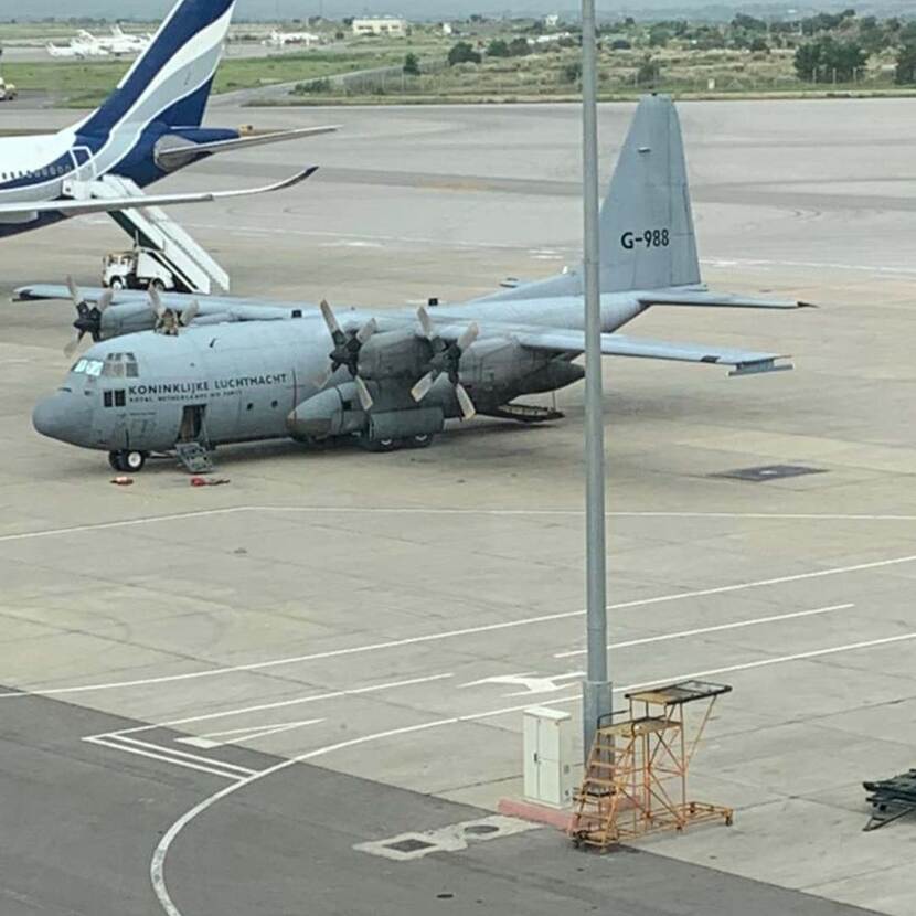 Nederlands C-130 transporttoestel op het vliegveld van Kaboel.
