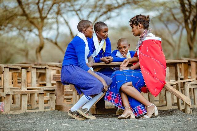 Nice Nailantei Leng'ete spreekt met meisjes in een dorp in Kenia.