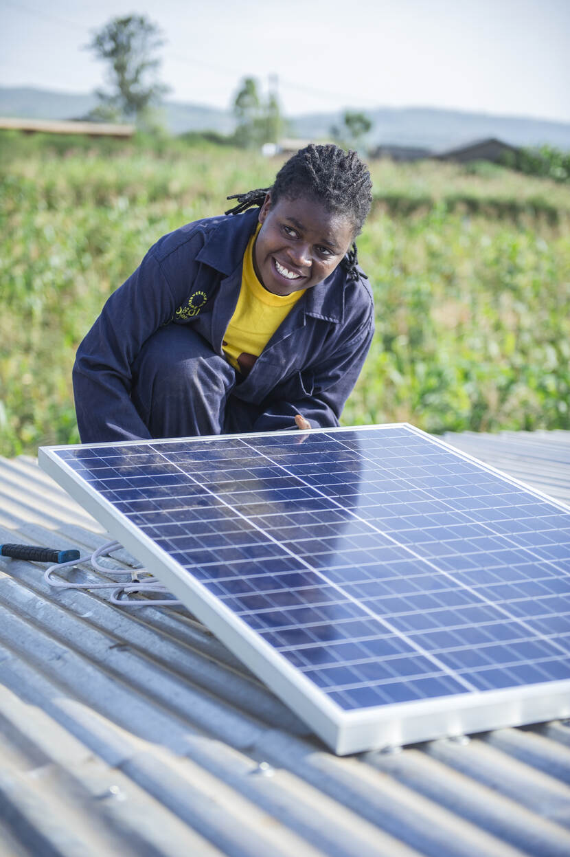 Installatie van zonnepanelen voor landbouw in Afrika