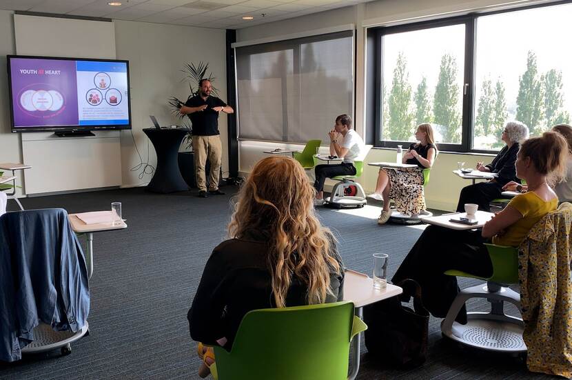 Tijmen Rooseboom geeft presentatie aan studenten