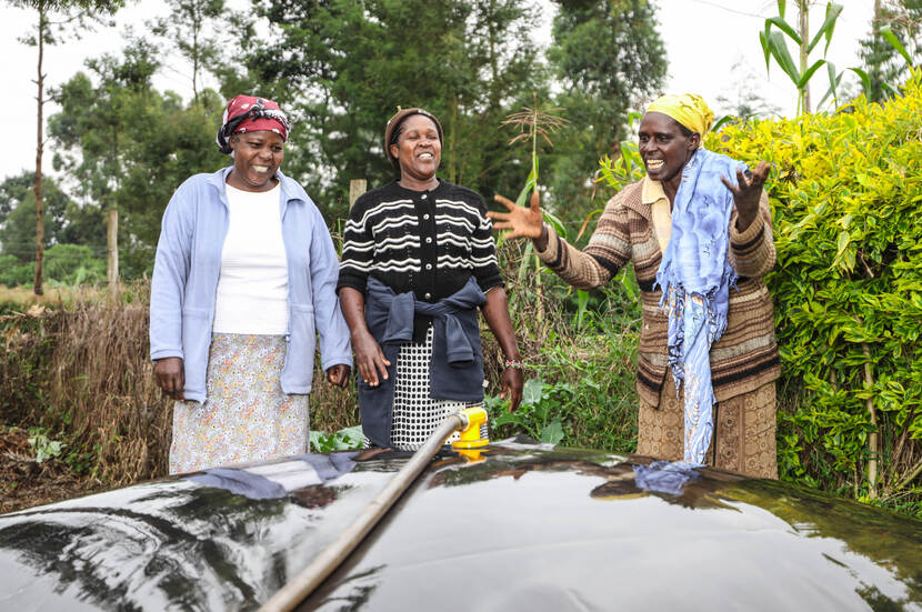 Vrouwen bij biovergister in Kenia