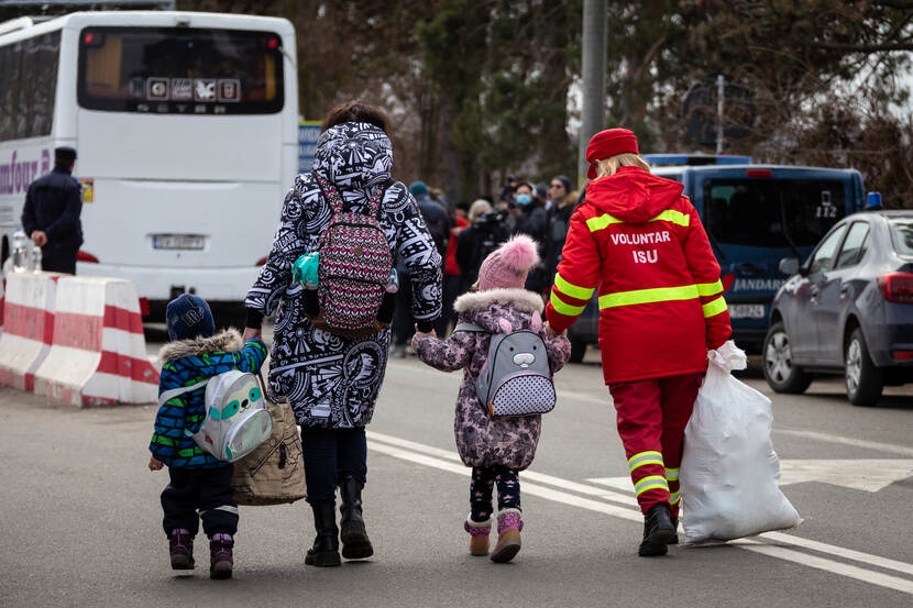 Oekraïense families vluchten de grens over naar Roemenië