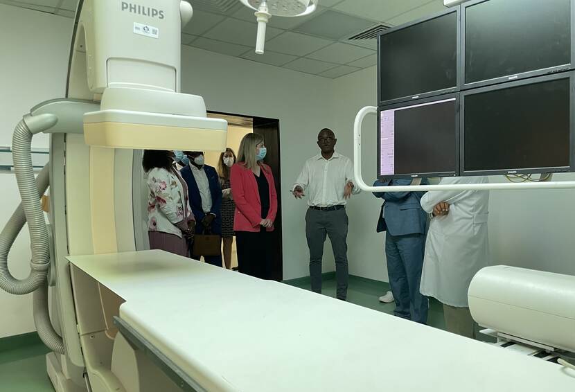 Minister Liesje Schreinemacher bezoekt ziekenhuis Kenia