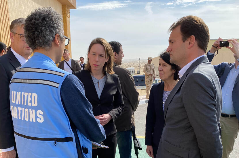 Minister Bruins Slot en minister van Leeuwen bij Rafah