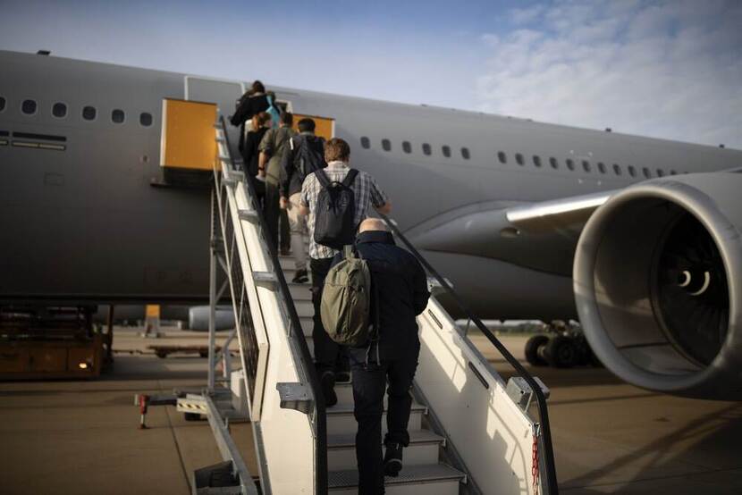 Gestrande Nederlandse reizigers stappen in het transportvliegtuig van Defensie in Tel Aviv