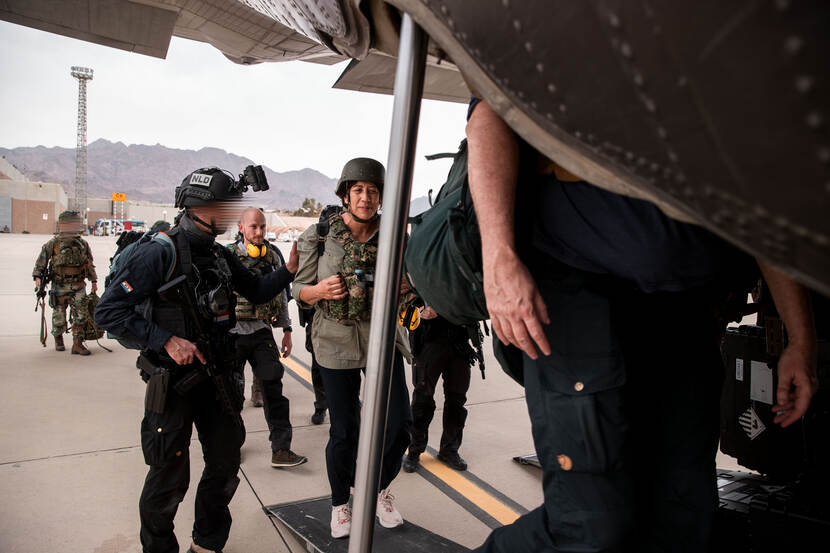 Ambassadeur Irma van Dueren vertrekt met een team van Defensie en Buitenlandse Zaken voor een eerste poging om Nederlanders uit Soedan te evacueren