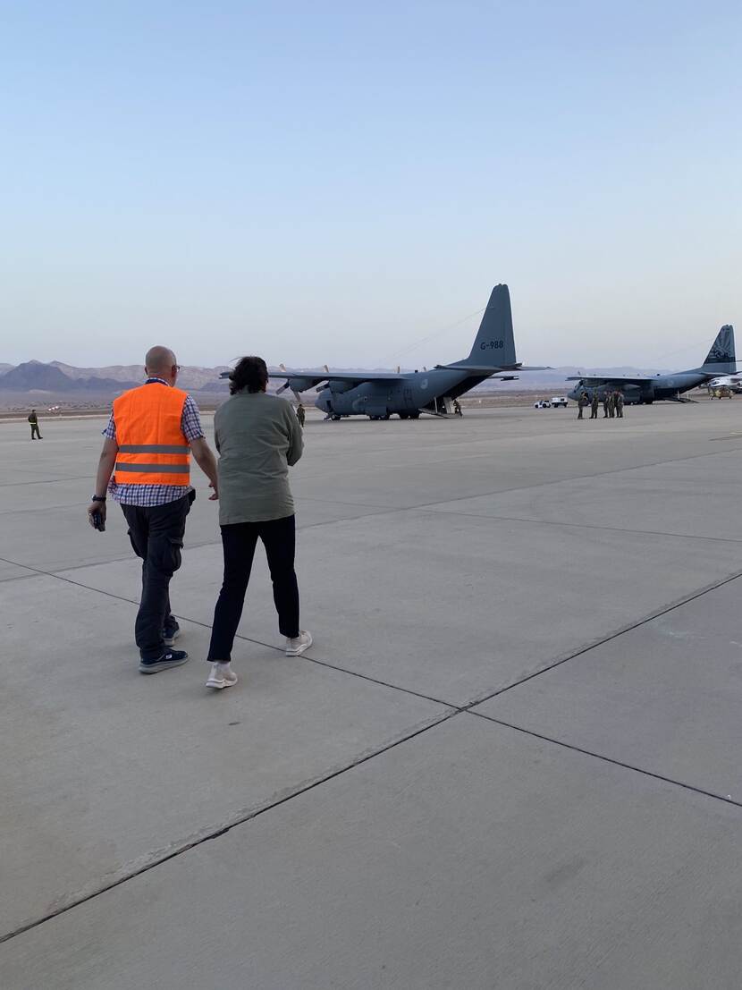Irma van Dueren en SCOT'er op weg naar vliegtuig in Jordanië