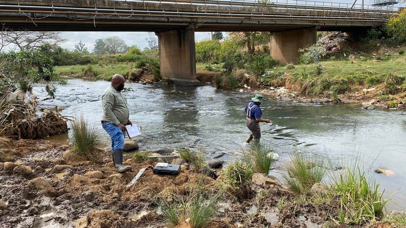 Wateronderzoek in een rivier in Zuid-Afrika.