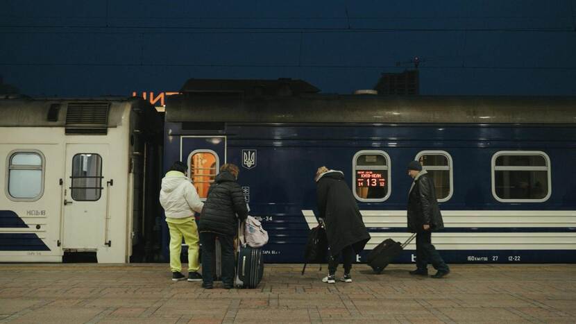 Een perron met reizigers op het station van Kyiv.