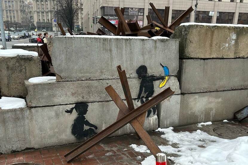 Een kunstwerk bij een tankblokkade in Kyiv