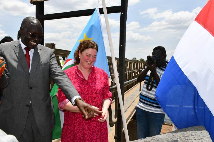 Pascalle Grotenhuis bij de Juba Nile Bridge.