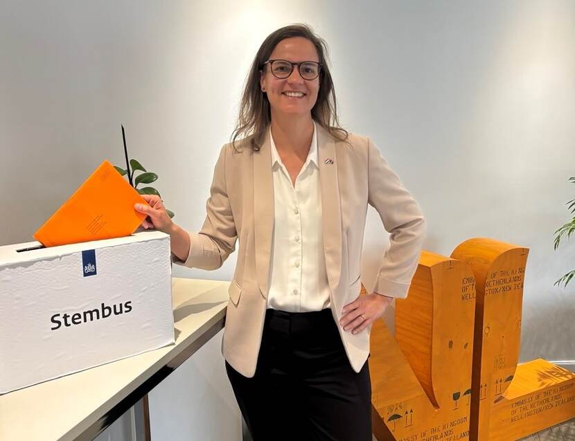 Carolien Vis bij de stembus op de Nederlandse ambassade in Wellington.