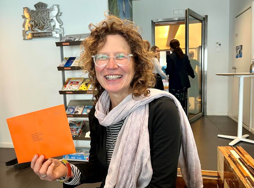 Dorien Jongsma bij de ambassade in Madrid.