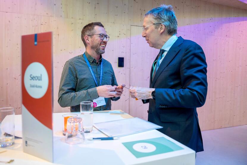 Certhon en ambassadeur Peter van der Vliet