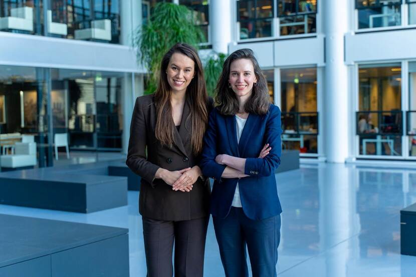 Willemijn van Lelyveld en Dewi Keppy van de Taskforce Vrouwenrechten en Gendergelijkheid.