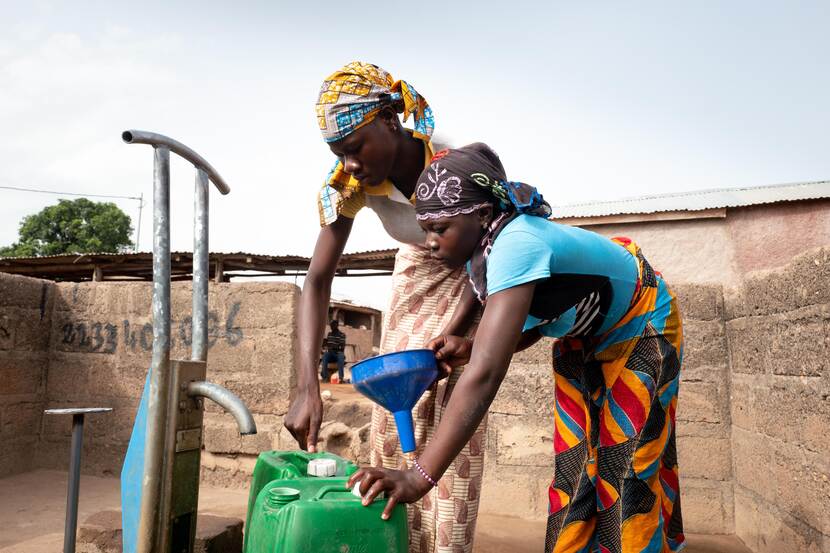 Vrouwen die water halen