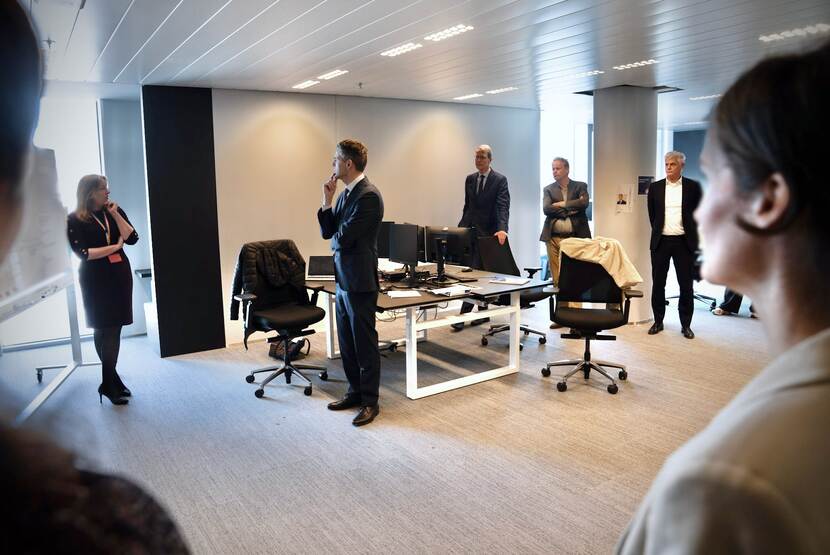 Minister Berendsen tijdens een crisisoverleg op het ministerie van Buitenlandse Zaken