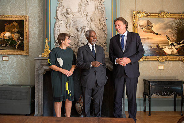 Ministers Ploumen en Koenders met de heer Kofi Annan in het midden