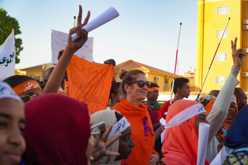 Ambassadeur Karin Boven demonstreert voor vrouwenrechten in Khartoem
