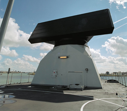 Nederlands radarsysteem op een marineschip.