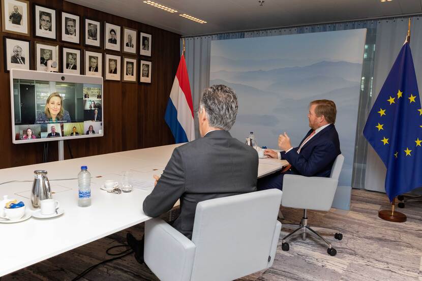 Koning Willem-Alexander in een videogesprek met ambassadeur Barbara van Hellemond.