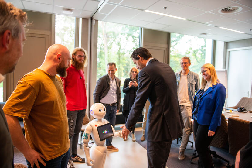 Minister Hoekstra krijgt een AI-demonstratie