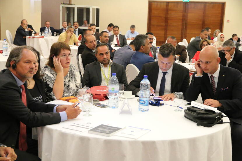 Mensen aan tafel tijdens conferentie