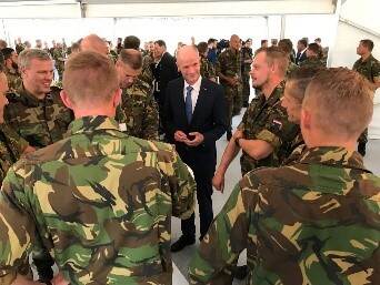 Minister Blok bij Nederlandse militairen.