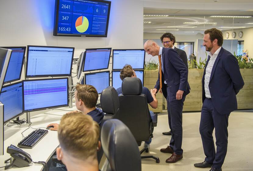 Minister Blok bezoekt Fox-IT.