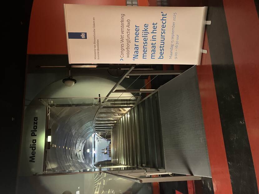 Foto van de ingang van de zaal waar het congres was