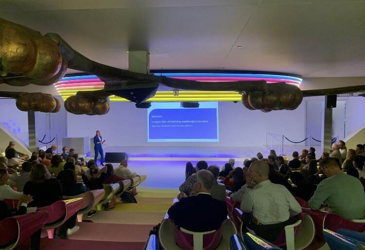 Foto van de zaal waar het congres was