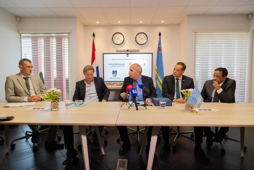 Staatssecretaris Eddie van Marum (links), SSCS directeur Werner Haan (2e van links), SETAR directeur Roland Croes (midden), Minister Geoffrey Wever en Minister Rene Herdé (rechts) tijdens het persmoment op Aruba.