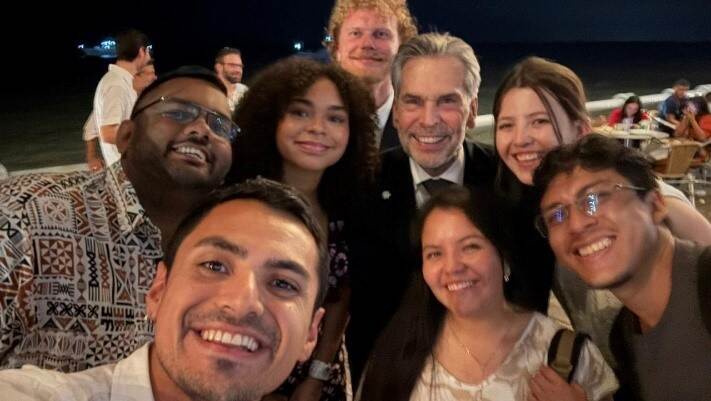 Foto minister-president Schoof en VN-jongerenvertegenwoordigers