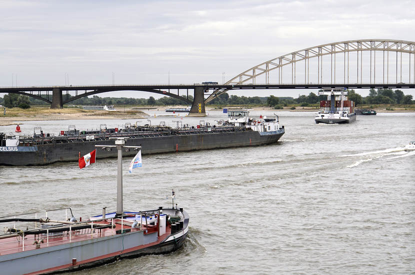 Binnenvaartschepen op de rivier de Waal bij Nijmegen