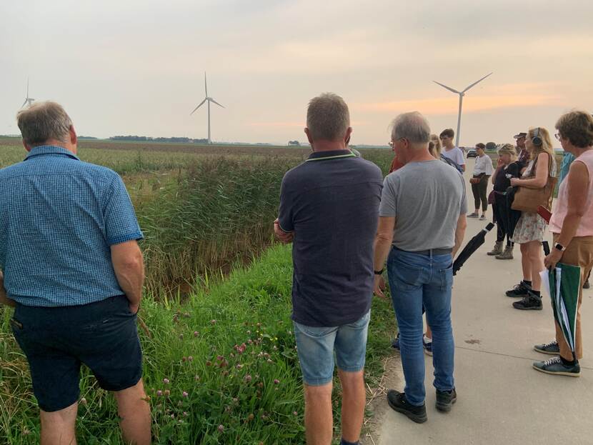 Boeren en andere betrokkenen bij ronde langs slootkanten aan de Ellerweg in Biddinghuizen