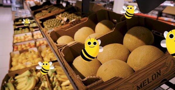 Schap met groenten in supermarkt met bijen die er boven vliegen.