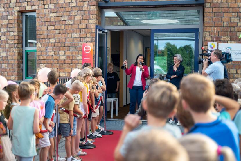 Minister Paul (onderwijs) opent schooljaar op basisschool De Toermalijn in Cothen