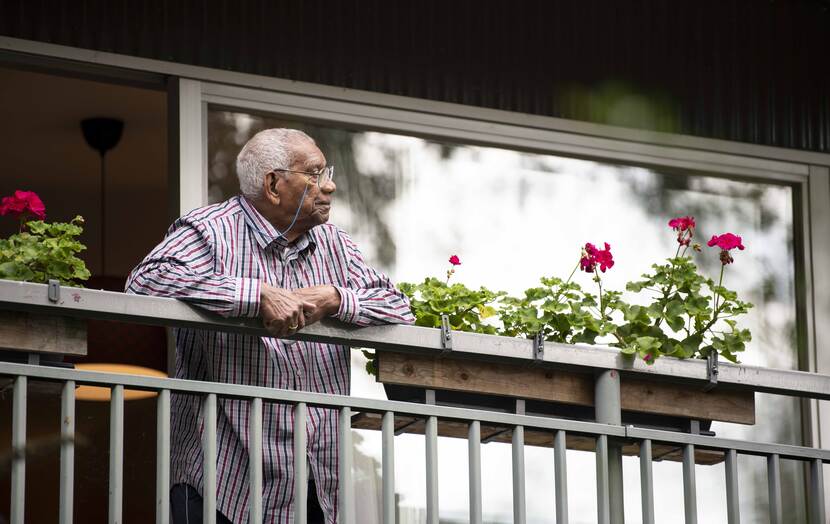 Oudere man op balkon