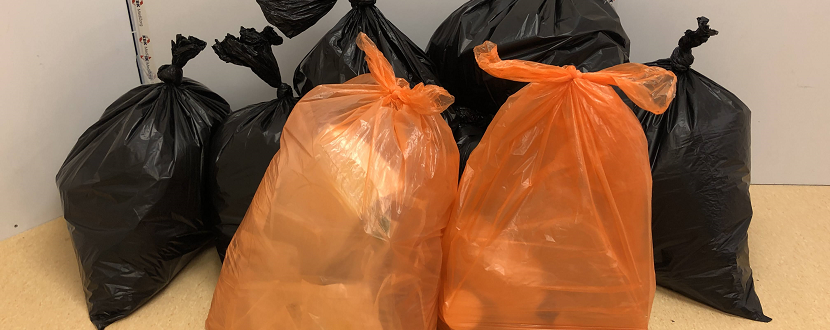 Afvalzakken met restafval en herbruikbaar plasticafval